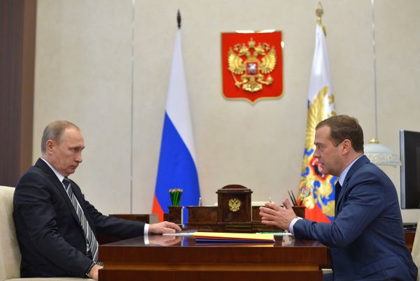 Президент РФ Владимир Путин (слева) и председатель правительства РФ Дмитрий Медведев