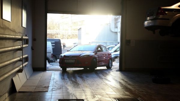 Автомобиль выезжает из сервисного центра после технического осмотра