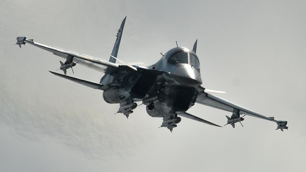*Самолет Су-34 во время выступления в последний день работы Международного авиационного-космического салона МАКС-2015 в подмосковном Жуковском
