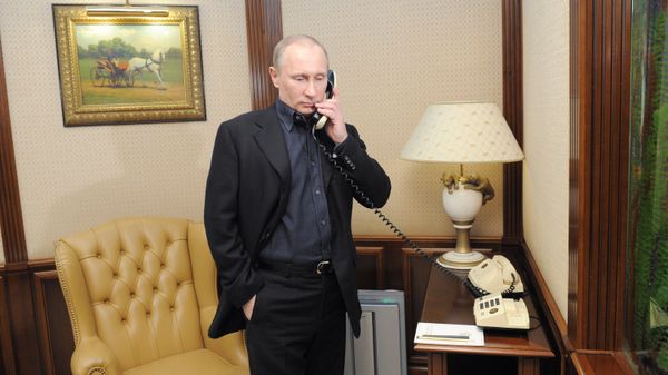 #Владимир Путин разговаривает по телефону