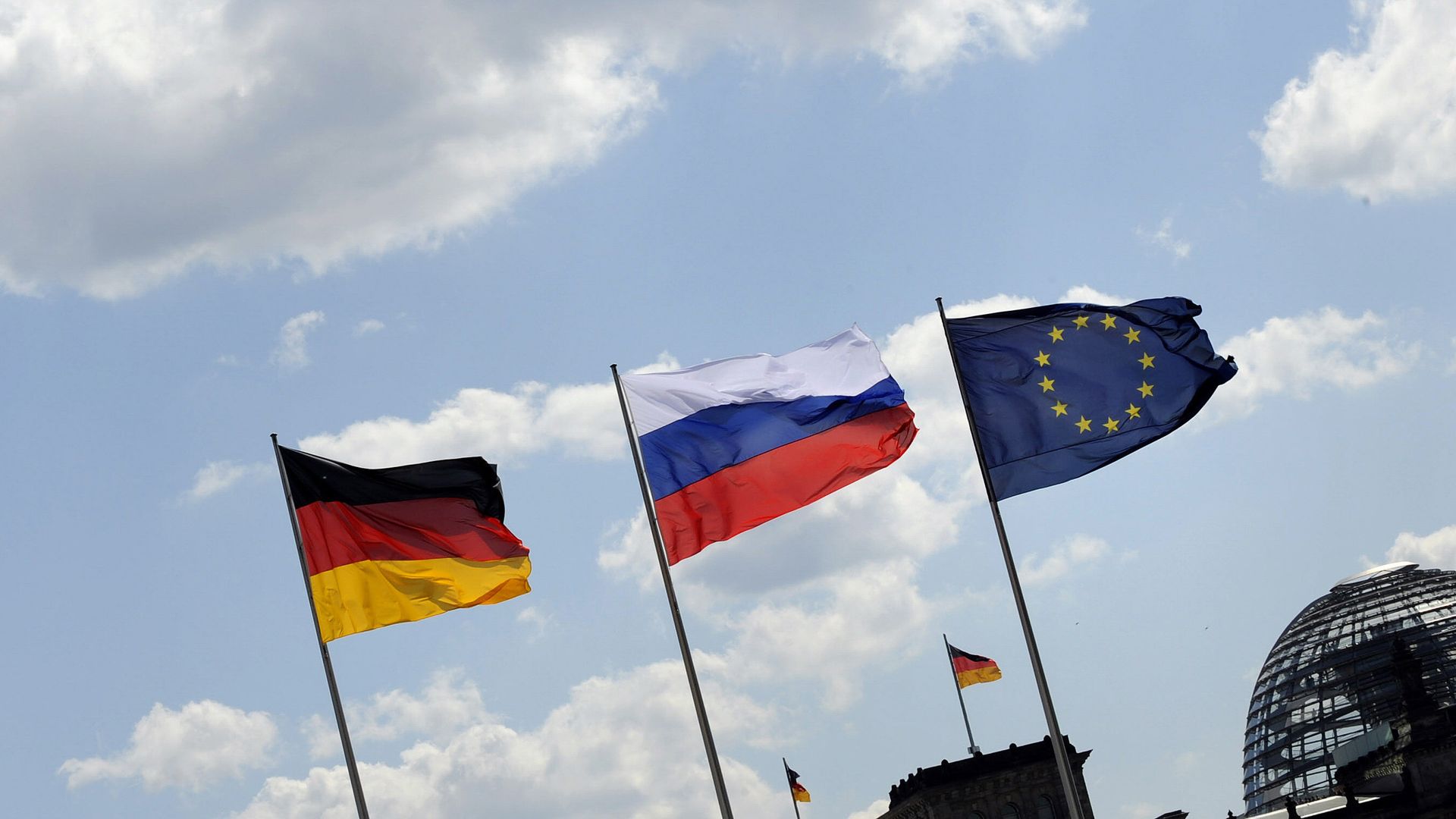  Флаги России, Германии и Евросоюза на фоне Рейхстага в Берлине, Германия - ПРАЙМ, 1920, 22.07.2021