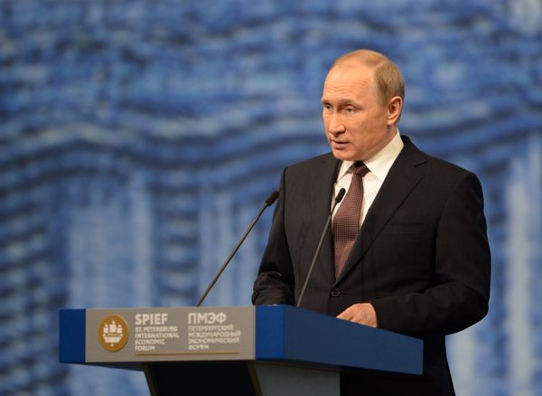 Президент России Владимир Путин выступает на пленарном заседании На пороге новой экономической реальности в рамках XX Петербургского международного экономического форума в Санкт-Петербурге. 17 июня 2016