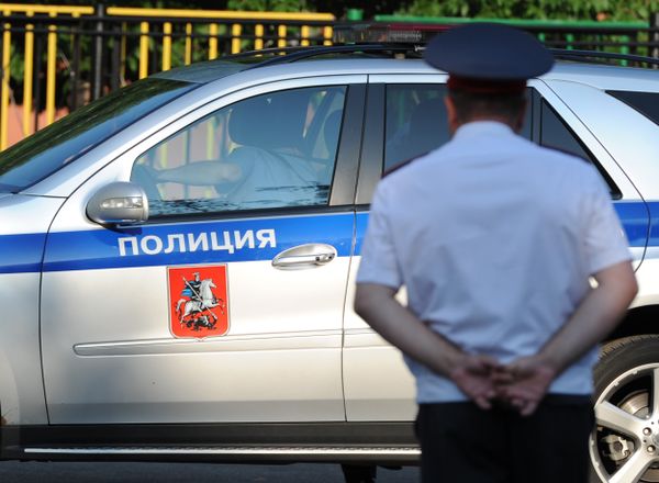 Полицейский автомобиль и сотрудник полиции в Москве