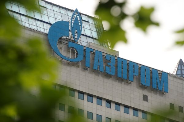 Вывеска на офисном здании компании Газпром Вывеска на офисном здании компании Газпром
