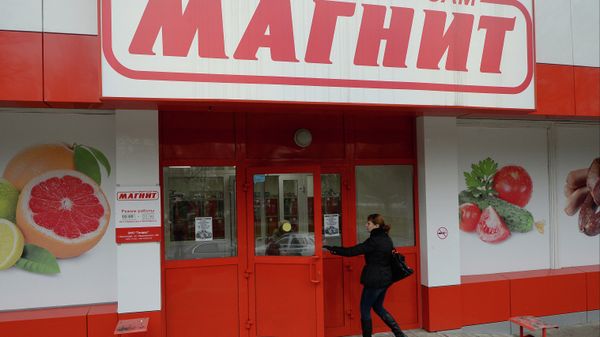 #Покупательница у одного из магазинов сети Магнит