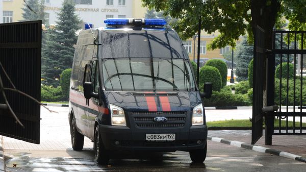 %Автомобиль Следственного комитета РФ выезжает с территории центрального офиса Федеральной таможенной службы