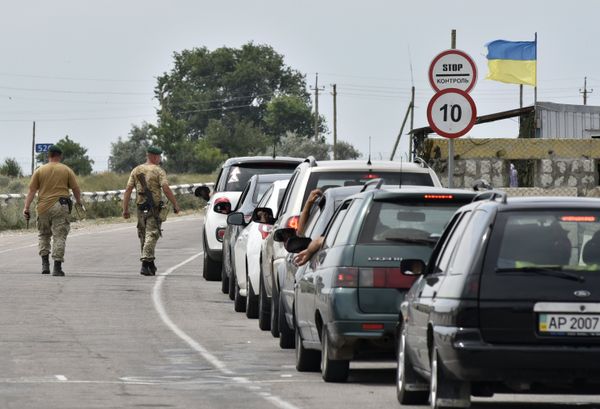Автомобили на пункте пропуска Джанкой на границе России и Украины
