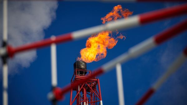 #Газовый факел морской нефтеперерабатывающей платформы