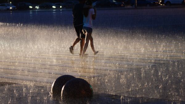 #Прохожие во время дождя в Москве