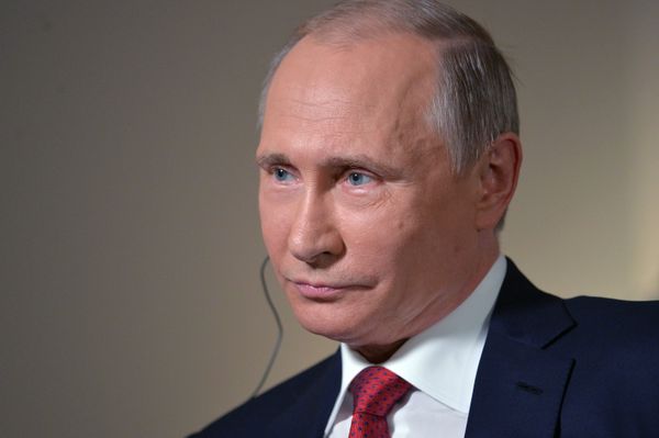 Президент России Владимир Путин во время интервью международному информационному агентству Блумберг на острове Русский во Владивостоке.