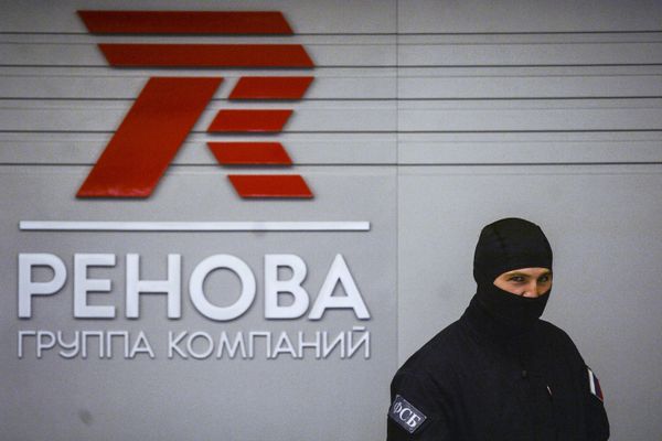 Сотрудник правоохранительных органов в офисе компании Ренова в Москве Сотрудник правоохранительных органов в офисе компании Ренова в Москве