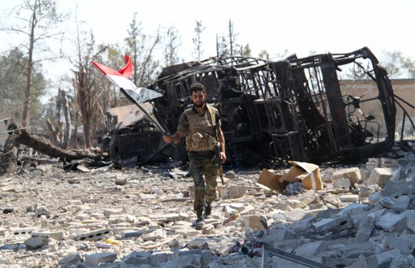 #Сирийский военный на освобожденной от боевиков территории военных училищ в Алеппо