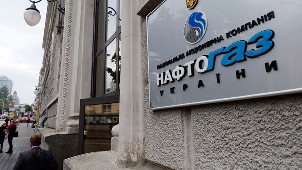 Вывеска НАК Нафтогаз Украины на административном здании в Киеве