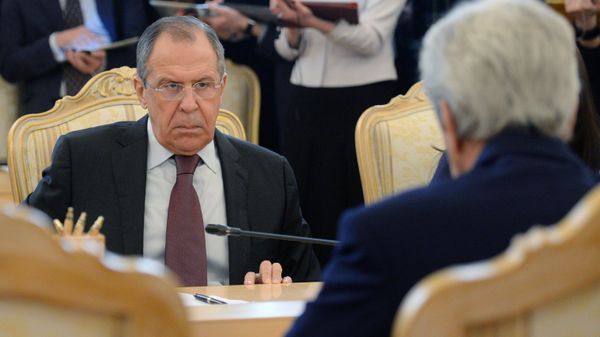 Министр иностранных дел РФ Сергей Лавров (слева) и государственный секретарь США Джон Керри во время встречи в Москве
