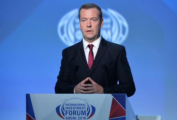 Председатель правительства РФ Дмитрий Медведев выступает на XV Международном инвестиционном форуме Сочи-2016 // РИА Новости, Рамиль Ситдиков (видео)