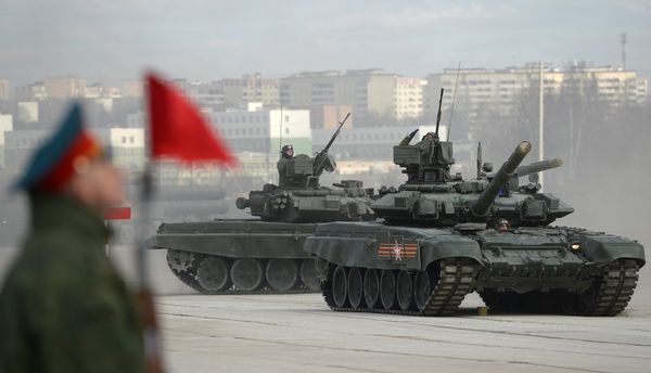 #Танк Т-90А на полигоне в Алабино во время совместной тренировки пеших и механизированных колонн к Параду Победы
