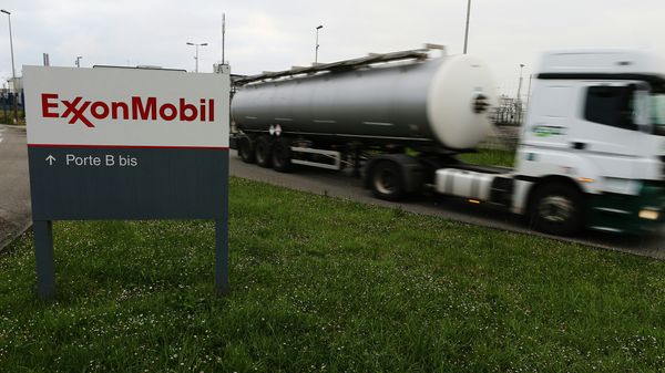 %Автоцистерна выезжает с нефтеперерабатывающего завода компании ExxonMobil во Франции