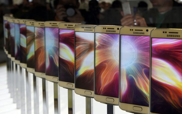 % Смартфон Galaxy S6 на презентации Samsung в Барселоне