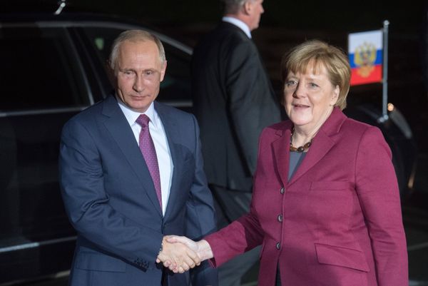 #Президент РФ Владимир Путин и канцлер Германии Ангела Меркель у ведомства федерального канцлера Paul-Lobe-Haus перед началом переговоров лидеров стран нормандской четверки