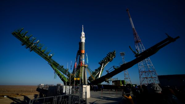 Установка ракеты-носителя Союз-ФГ с транспортным пилотируемым кораблем Союз МС-02 на стартовой площадке космодрома Байконур