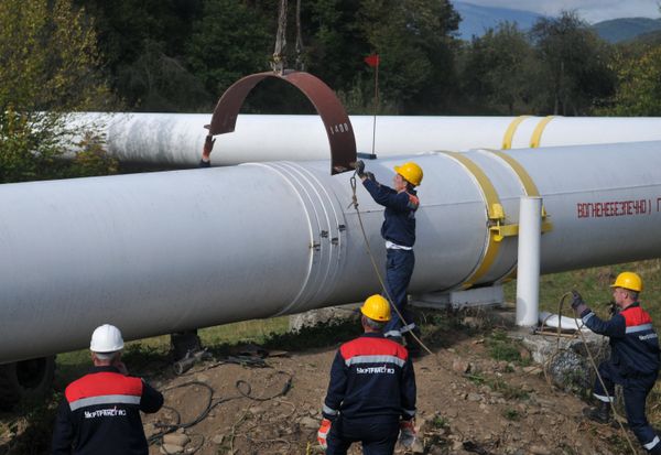 Сотрудники Укртрансгаза выполняют работы на трубопроводе недалеко от высокогорной газокомпрессорной станции Воловец в Закарпатской области