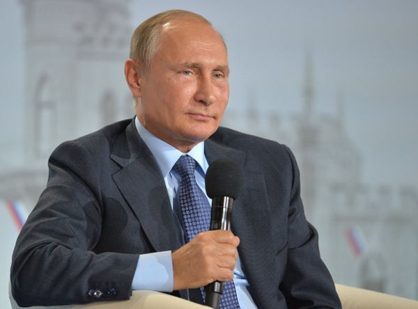 Президент РФ Владимир Путин на пленарном заседании регионального Форума действий Общероссийского народного фронта в Ялте. 26 октября 2016