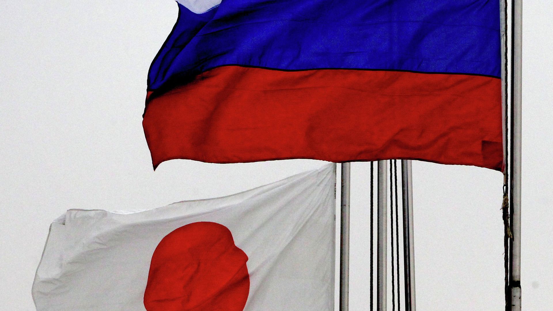 Государственные флаги России (справа) и Японии по случаю прибытия эсминца Хамагири Морских сил самообороны Японии во Владивосток - ПРАЙМ, 1920, 08.10.2021