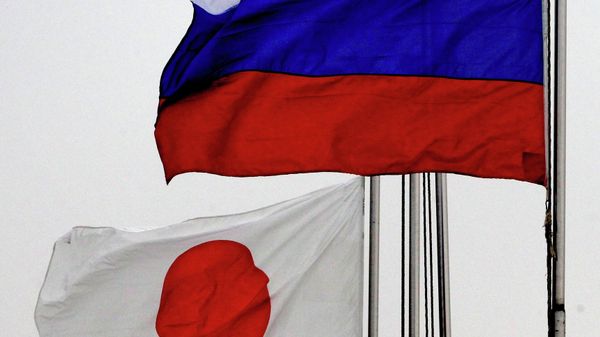 Государственные флаги России (справа) и Японии по случаю прибытия эсминца Хамагири Морских сил самообороны Японии во Владивосток