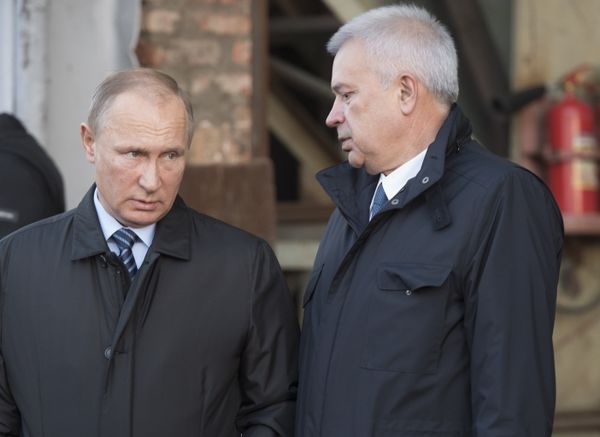 Владимир Путин и Вагит Алекперов во время посещения предприятия АО Астраханское судостроительное производственное объединение. 31 октября 2016