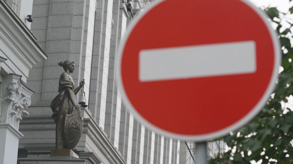 %Статуя Фемиды на фасаде здания верховного суда РФ в Москве