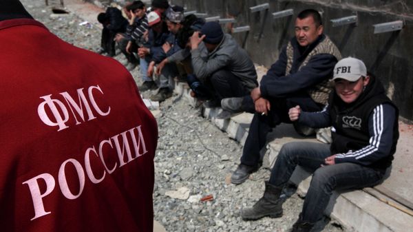  Иностранные рабочие во время проведения рейда по выявлению нелегальных мигрантов