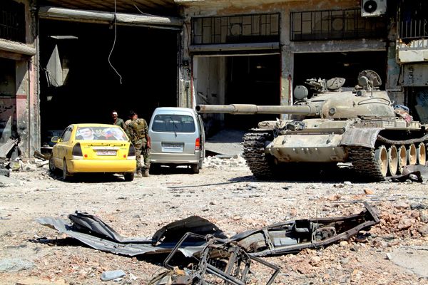 Бойцы сирийской армии на территории освобожденного района Рамусе на юге Алеппо