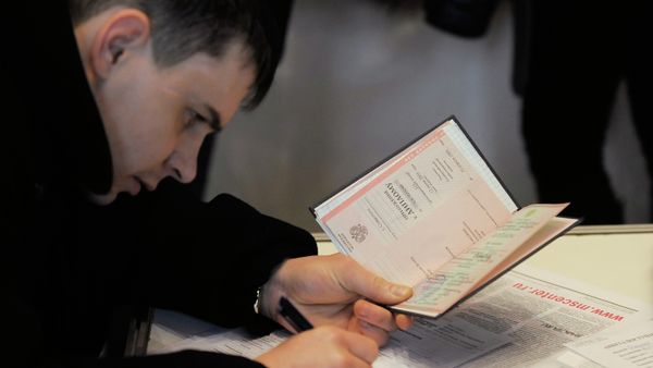 Соискатель заполняет анкету и держит в руках диплом