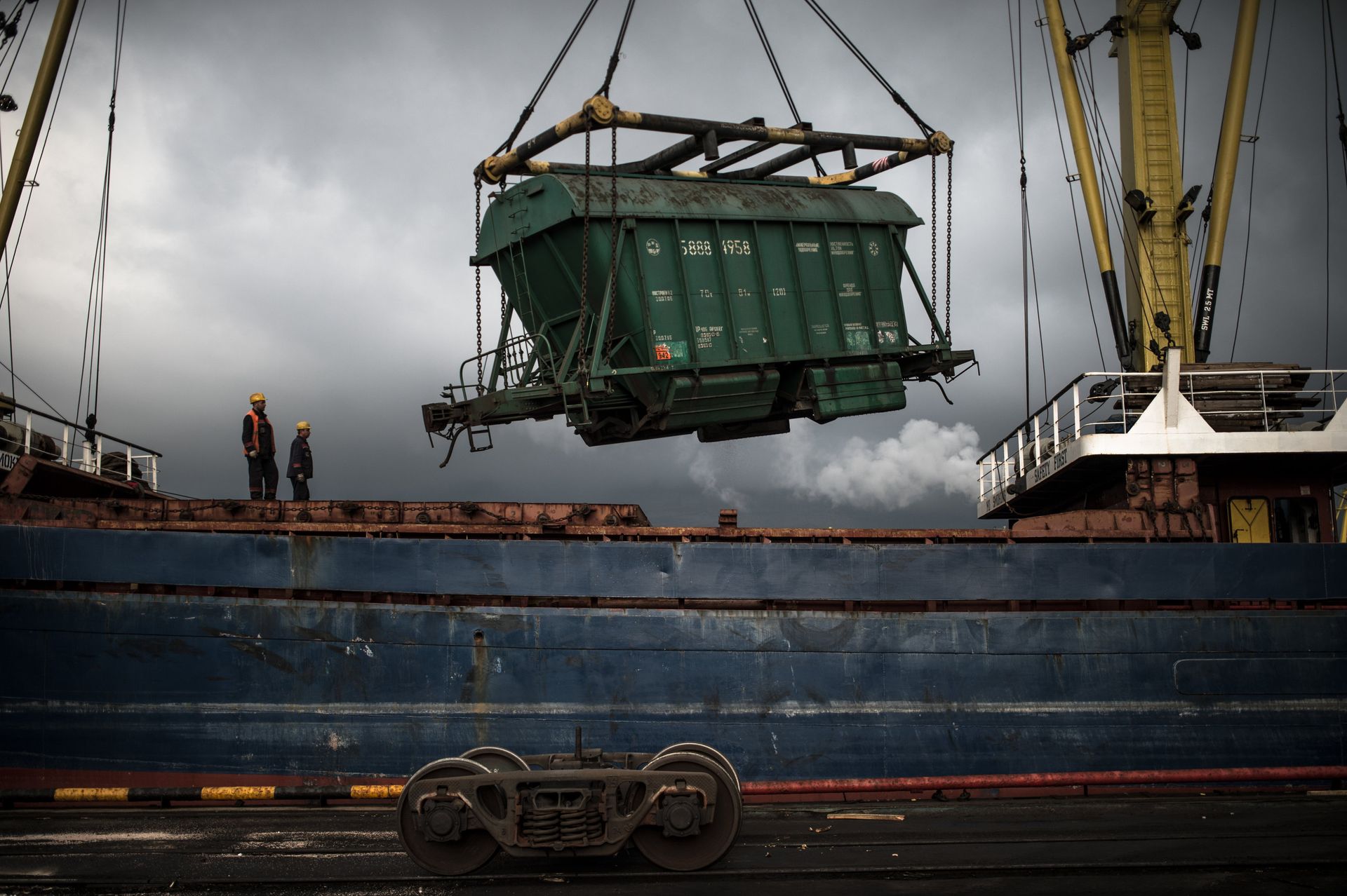 #Выгрузка вагона с зерном в Новороссийском морском торговом порту #Выгрузка вагона с зерном в Новороссийском морском торговом порту - ПРАЙМ, 1920, 23.01.2023