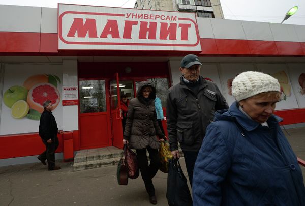 Покупатели у одного из магазинов сети Магнит