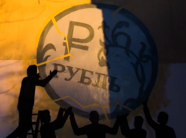 Граффити в поддержку рубля на стене дома № 42 по улице Боровой в Санкт-Петербурге Граффити в поддержку рубля на стене дома № 42 по улице Боровой в Санкт-Петербурге