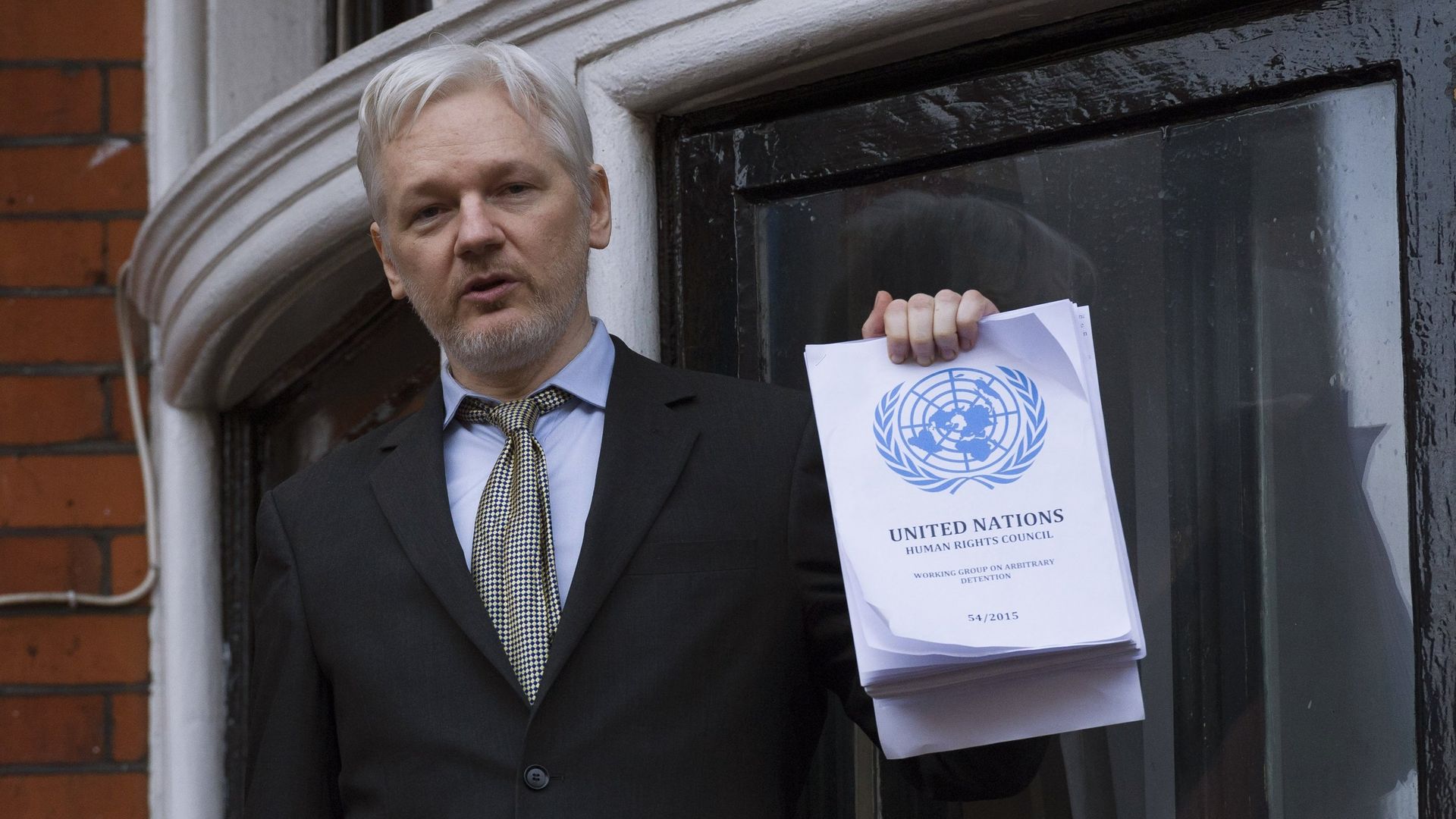 #Сооснователь WikiLeaks Джулиан Ассанж выступает с речью с балкона посольства Эквадора в Лондоне перед журналистами и митингующими - ПРАЙМ, 1920, 26.06.2024
