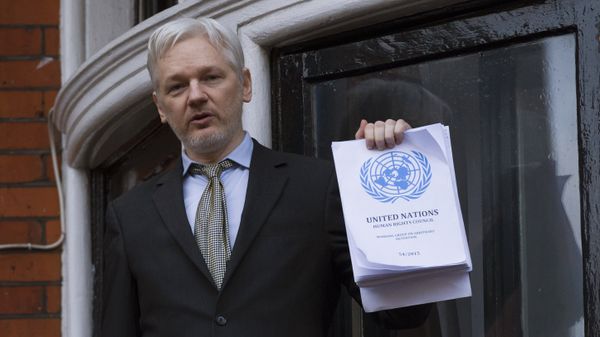 #Сооснователь WikiLeaks Джулиан Ассанж выступает с речью с балкона посольства Эквадора в Лондоне перед журналистами и митингующими