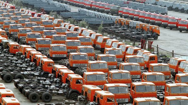 %Автомобили КамАЗ на территории завода