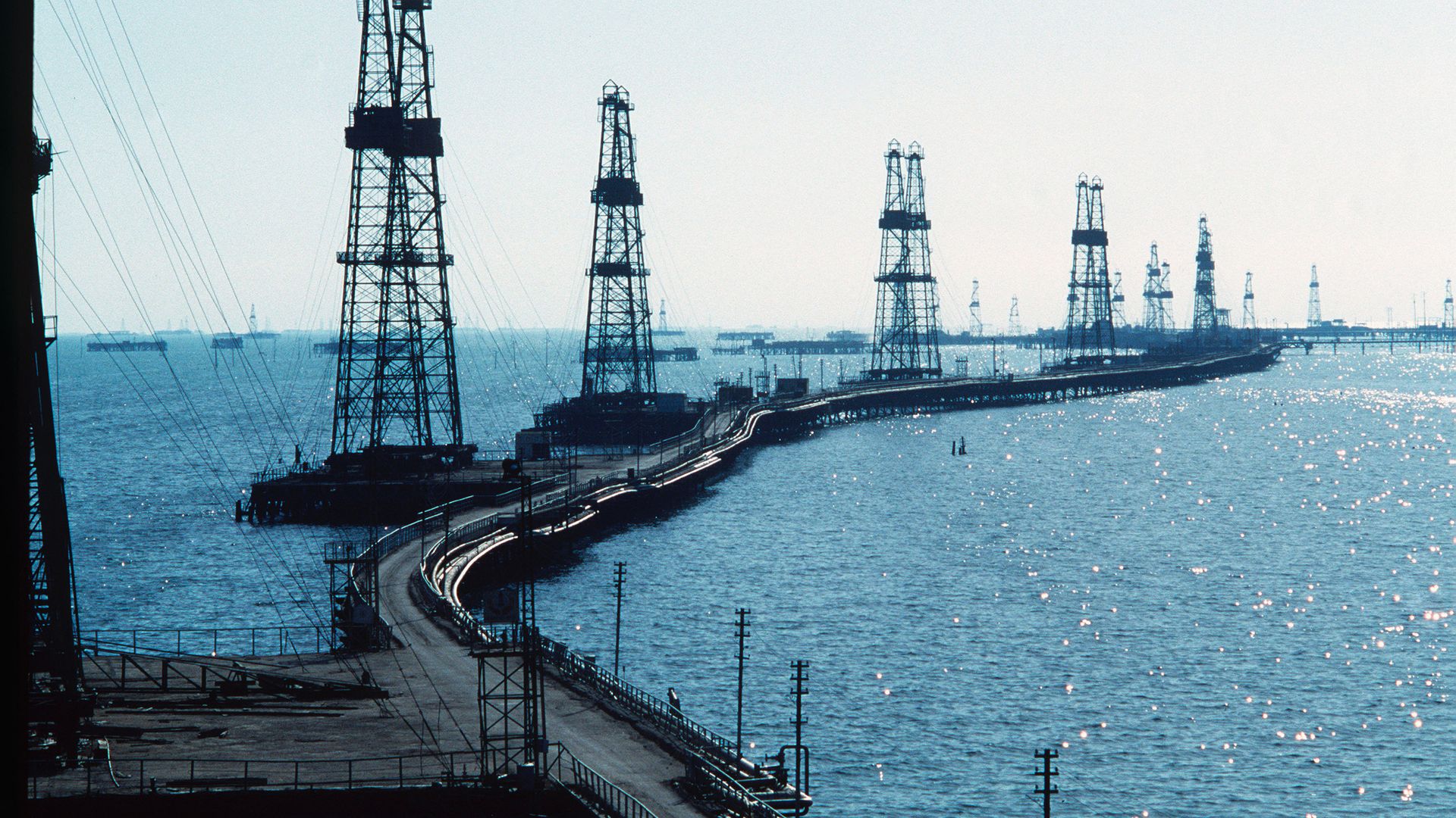 Нефтяные вышки на Каспии. Архивное фото - ПРАЙМ, 1920, 29.01.2022