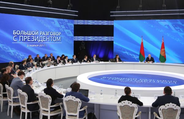 Вы представьте: существуют межгосударственные договоры и соглашения. И один какой-то министр, пусть даже сильный, фсбэшник и прочее, одним росчерком пера поставил крест на всех договоренностях, издав свой приказ — 801, 802, 803. Я даже называю номера этих приказов… Министр один росчерком пера это перечеркнул. Это что, нормально?