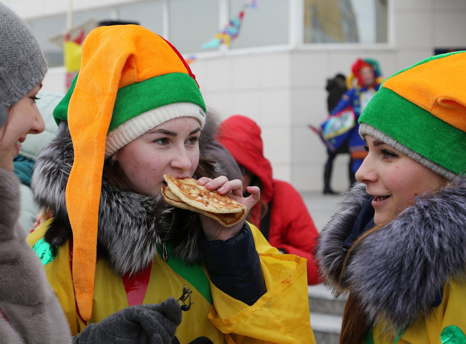 #Участники кушают блины во время массового масленичного гуляния Блинно-сырное веселье в Белгороде - ПРАЙМ, 1920, 06.03.2021