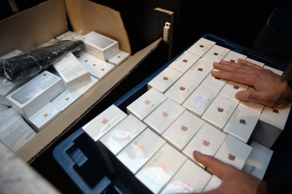 Новые смартфоны iPhone 7 и iPhone 7 Plus представлены на продажу в торговом центре ГУМ
