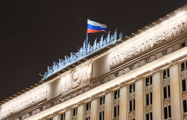 Флаг на здании министерства обороны РФ на Фрунзенской набережной в Москве