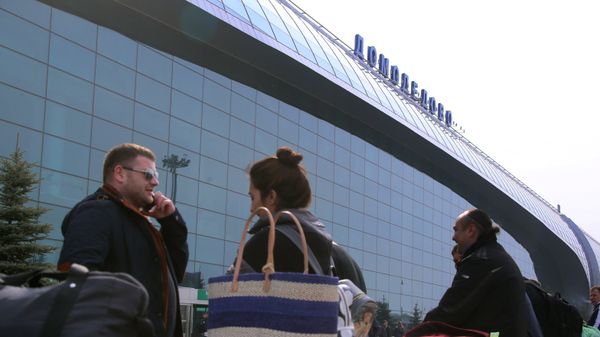 Пассажиры перед терминалом в аэропорту Домодедово