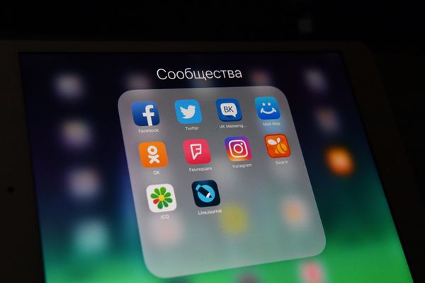 %Иконки мессенджеров и приложений социальных соцетей на экране смартфона