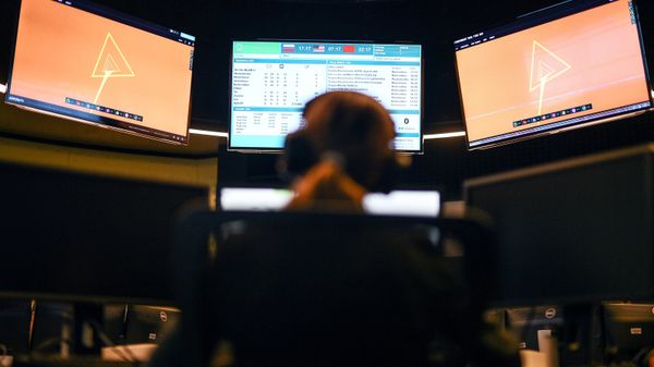 Сотрудница во время работы в компании Лаборатория Касперского