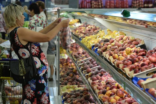 % Покупательница у прилавка с фруктами