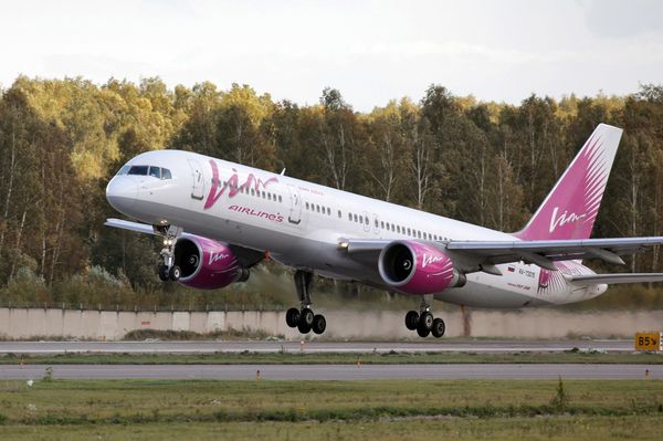 # Боинг-757 авиакомпании ВИМ-авиа на взлете в аэропорту Домодедово
