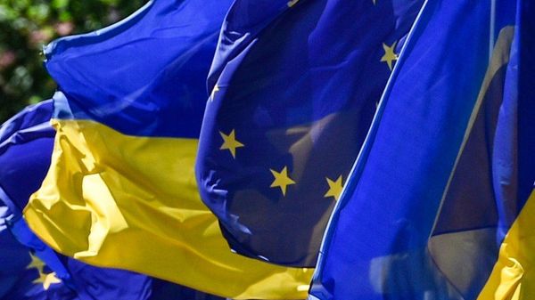 Флаги Украины и Евросоюза